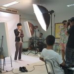ฉากถ่ายรูป พื้นหลังสีขาวล้วน ไฟสตูดิโอ 3 ดวง เพื่อถ่ายภาพนิ่ง นักแสดงในละครซีรีย์