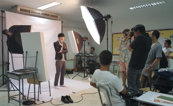 ฉากถ่ายรูป พื้นหลังสีขาวล้วน ไฟสตูดิโอ 3 ดวง เพื่อถ่ายภาพนิ่ง นักแสดงในละครซีรีย์