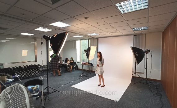 ไฟแฟลชสตูดิโอ ถ่ายภาพบุคคล ในบริษัท AEON