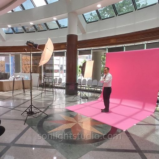 ถ่ายภาพที่ระลึก งานเลี้ยงฉลอง ปริญญาโท หลักสูตร CEO