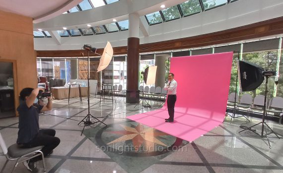 ถ่ายภาพที่ระลึก งานเลี้ยงฉลอง ปริญญาโท หลักสูตร CEO
