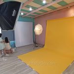 เช่าฉากถ่ายรูป สีเหลือง และไฟแฟลช ถ่ายภาพคอสเพลย์