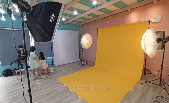 เช่าฉากถ่ายรูป สีเหลือง และไฟแฟลช ถ่ายภาพคอสเพลย์