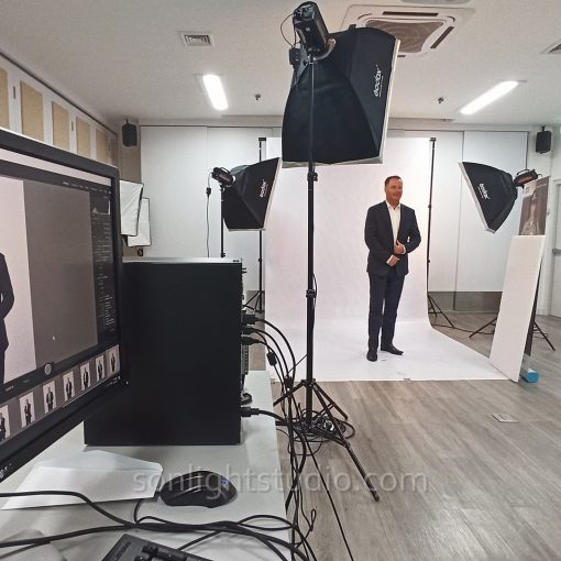เช่าไฟสตูดิโอ 3ดวง และฉากไวนิลขาว ถ่ายภาพผู้บริหาร PCS Security