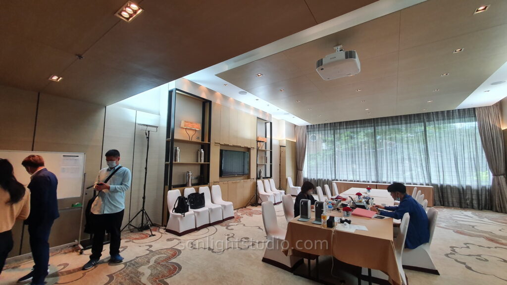 การติดตั้งไฟสปอร์ตไลท์ LED ในห้องทำงานชั่วคราว