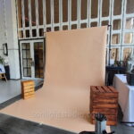 ฉากลิมโบ้กระดาษสีเบจสำหรับ Photo Booth งานแต่งงาน