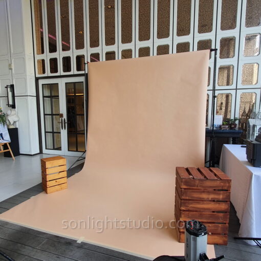 ฉากลิมโบ้กระดาษสีเบจสำหรับ Photo Booth งานแต่งงาน