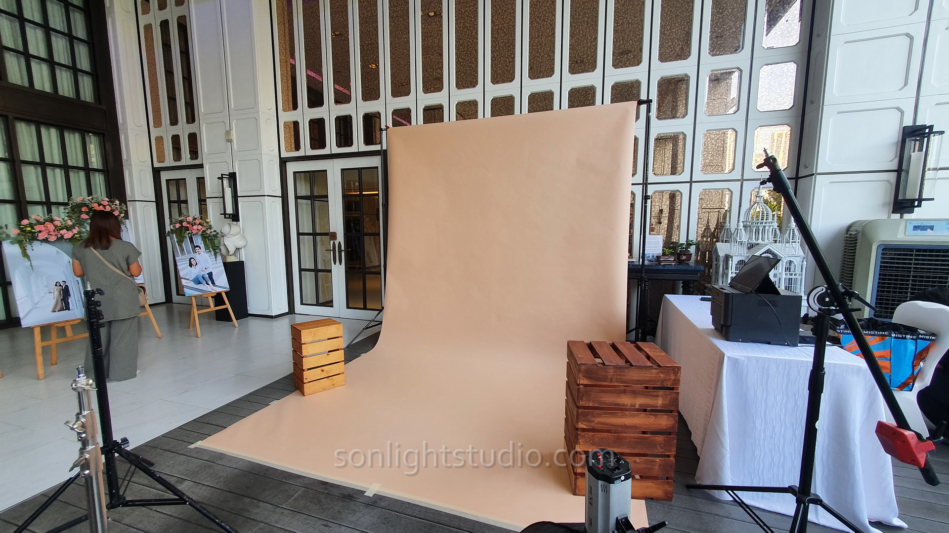 ฉากลิมโบ้กระดาษสีเบจสำหรับ Photo Booth งานแต่งงาน