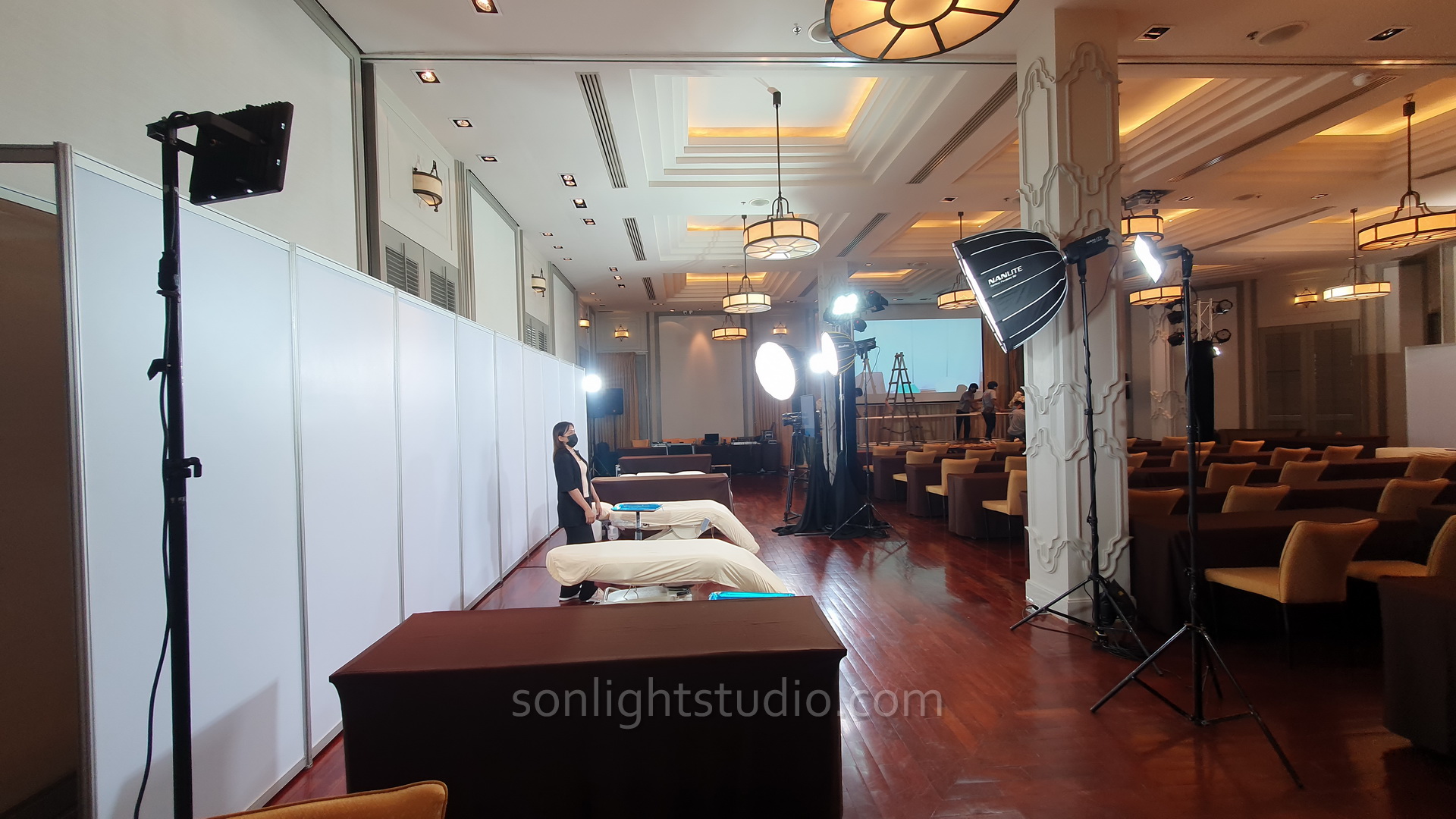 ไฟต่อเนื่อง Nanlite FS-300 และไฟสปอร์ตไลท์ LED สำหรับงานสัมมนา