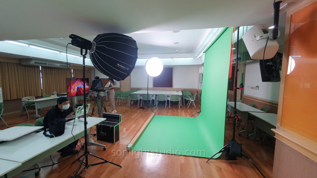 ภาพการจัดสตูดิโอชั่วคราวด้วยไฟ LED และฉาก Green Screen ที่ อย.
