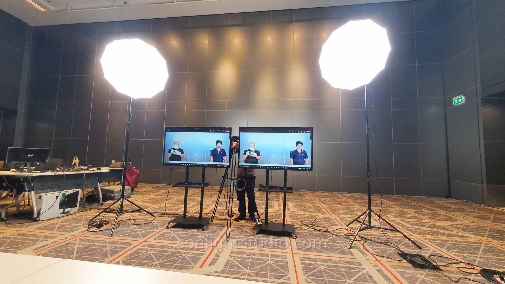 ไฟ Nanlite FS-300 พร้อม Lantern Softbox สำหรับการประชุมออนไลน์ ปูนซิเมนต์ไทย