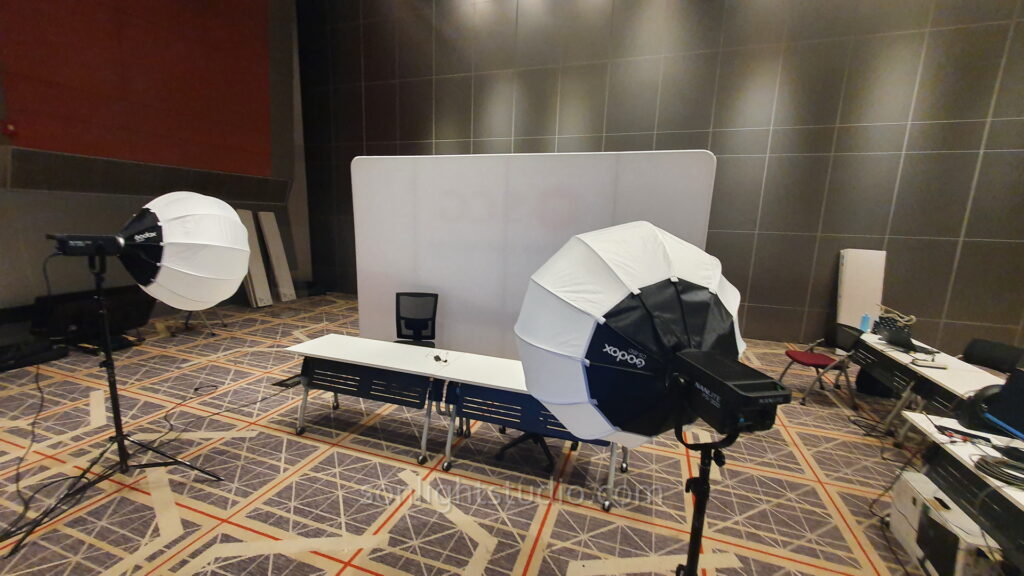 ภาพการติดตั้งไฟ Nanlite พร้อม Lantern Softbox ในห้องประชุมบริษัท ปูนซิเมนต์ไทย
