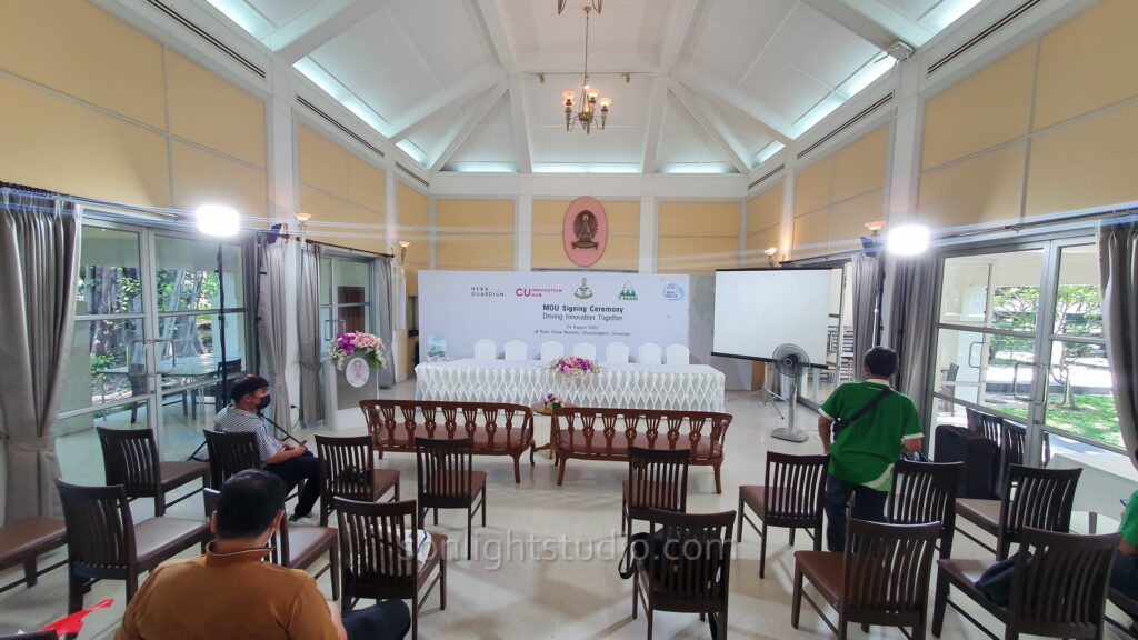 ภาพการติดตั้งไฟส่องสว่างบริเวณเวทีในเรือนจุฬานฤมิตร