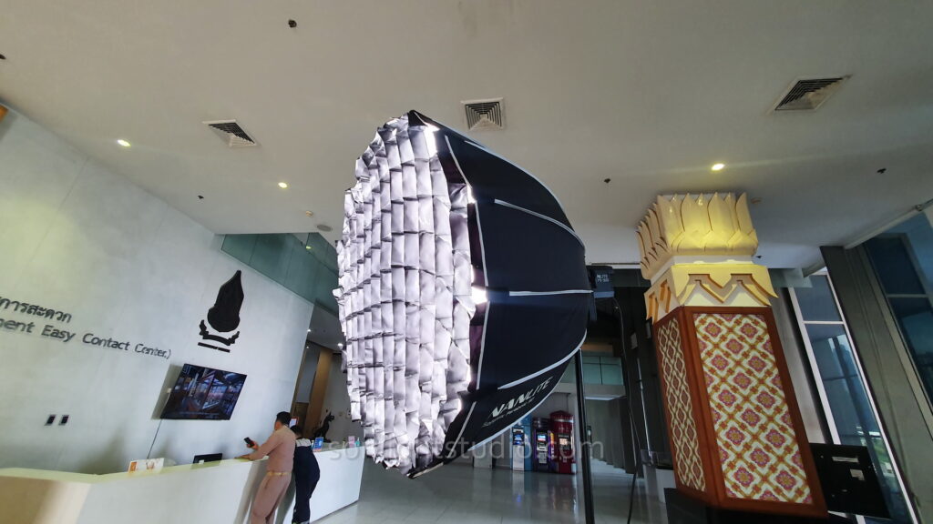 ภาพการติดตั้ง Nanlite FS-300 พร้อม Softbox & Grid ในสตูดิโอถ่ายวิดีโอ