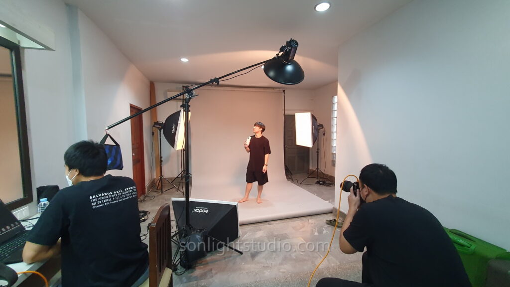 Beauty Dish พร้อมขาบูมสำหรับ Key Light โฆษณา