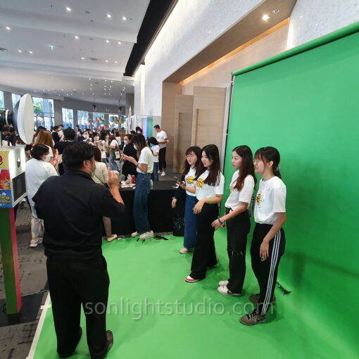 ฉาก Green Screen สำหรับ Photo Booth งานปาร์ตี้ AstraZeneca ที่สามย่านมิตรทาวน์ฮอลล์