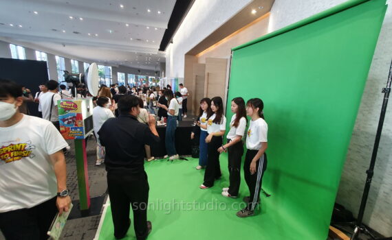ฉาก Green Screen สำหรับ Photo Booth งานปาร์ตี้ AstraZeneca ที่สามย่านมิตรทาวน์ฮอลล์