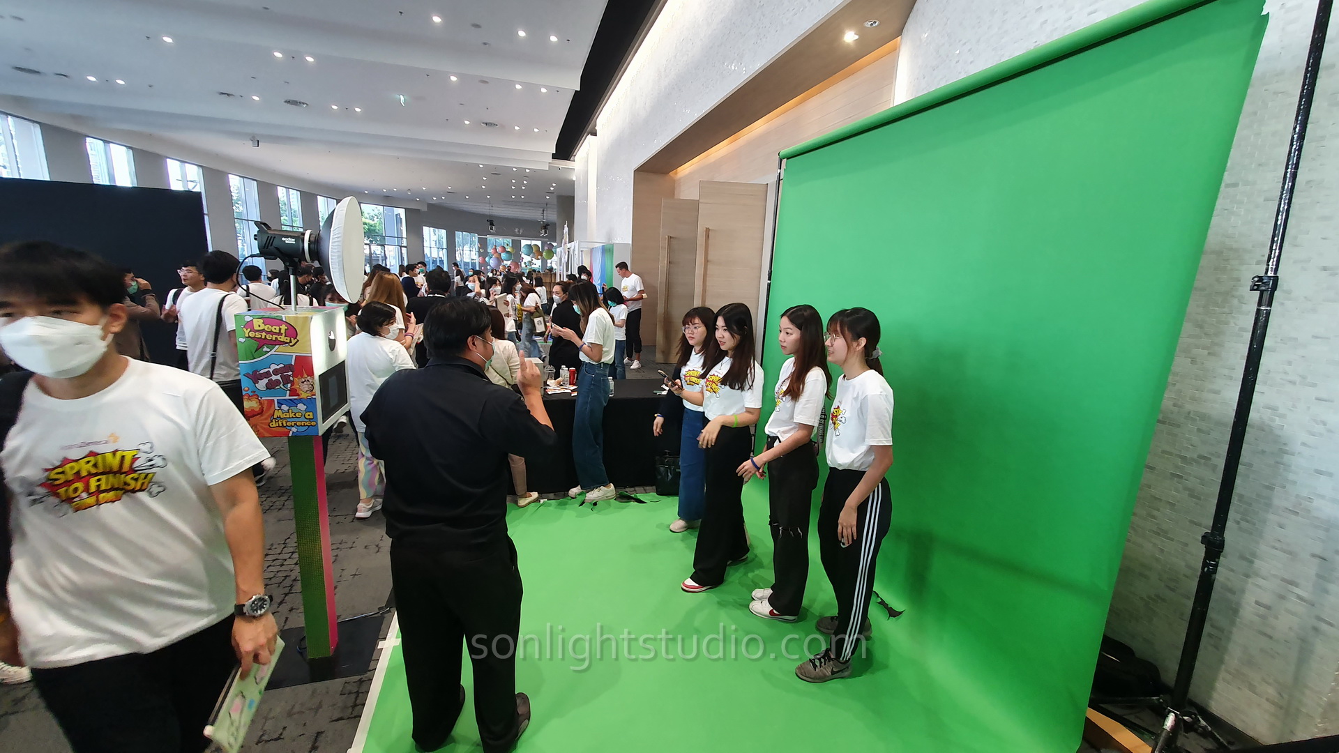 ฉาก Green Screen สำหรับ Photo Booth งานปาร์ตี้ AstraZeneca ที่สามย่านมิตรทาวน์ฮอลล์