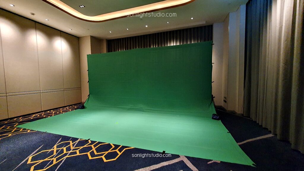 ทีมงานติดตั้งฉากเขียว Green Screen พร้อมโครงขาตั้ง