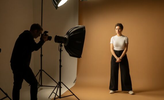 ตัวอย่างภาพ Portrait บนฉากกระดาษสีน้ำตาล