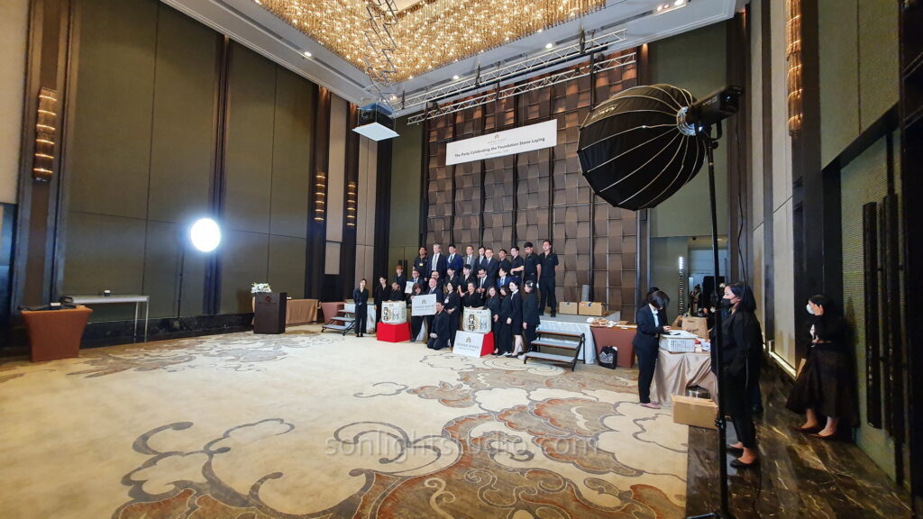 การติดตั้งไฟ Nanlite FS-300 ในห้องจัดเลี้ยง