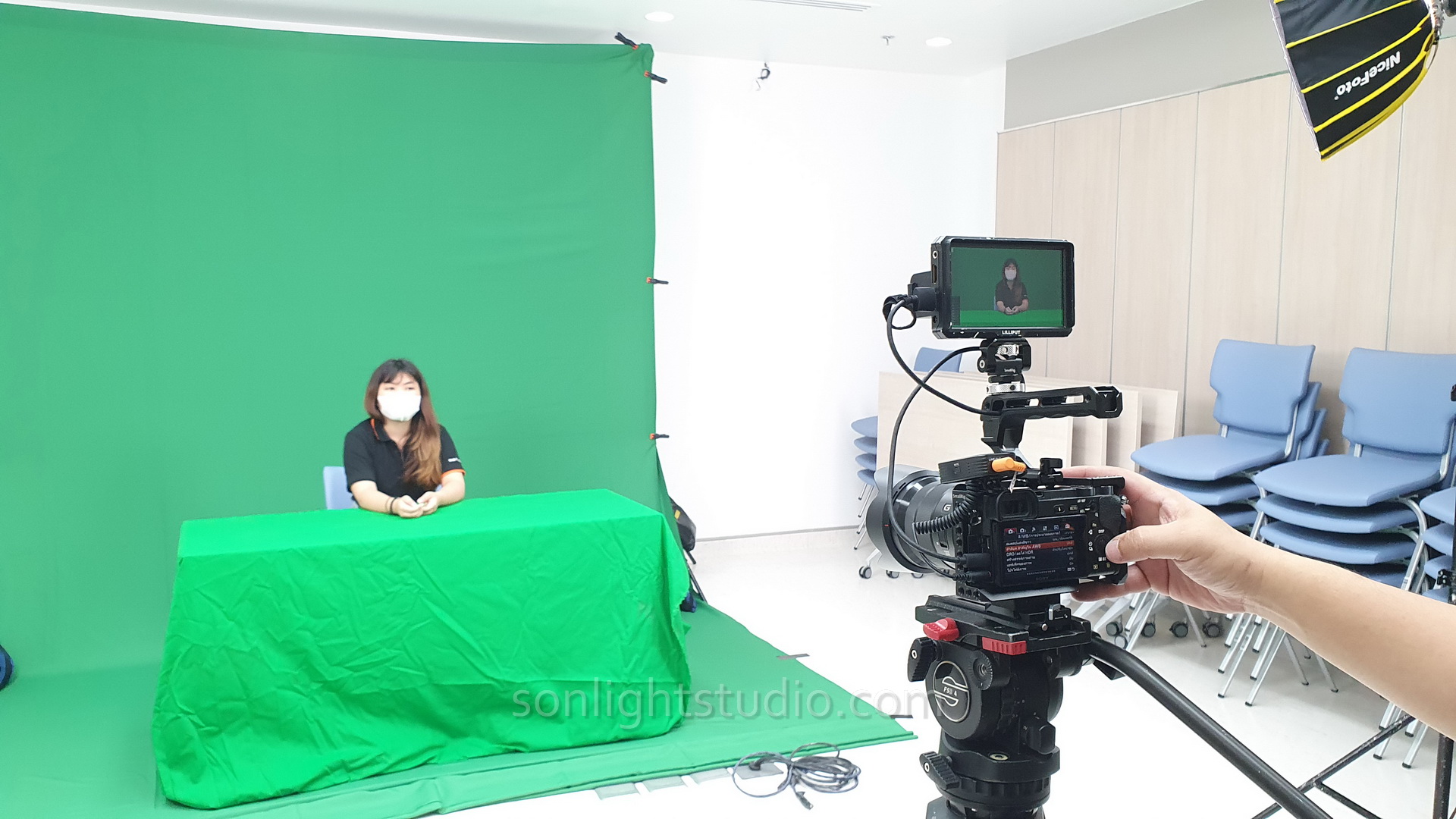 เช่าฉากผ้าสีเขียว ถ่ายสัมภาษณ์ พร้อมไฟสตูดิโอ LED Godox