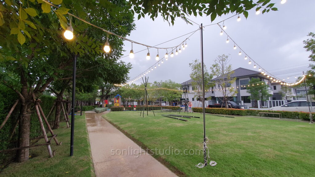 ภาพบรรยากาศงานเลี้ยงปีใหม่ที่ใช้ไฟปิงปองในการตกแต่ง