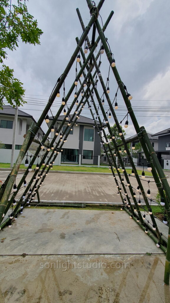 ซุ้มทางเข้างานปีใหม่ประดับด้วยไฟปิงปองที่สวยงาม