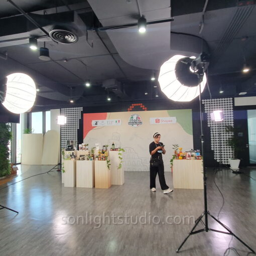 ภาพไฟ Nanlite FS-300 พร้อม Softbox Lantern สำหรับ ไฟต่อเนื่อง งานแถลงข่าว
