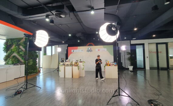 ภาพไฟ Nanlite FS-300 พร้อม Softbox Lantern สำหรับ ไฟต่อเนื่อง งานแถลงข่าว