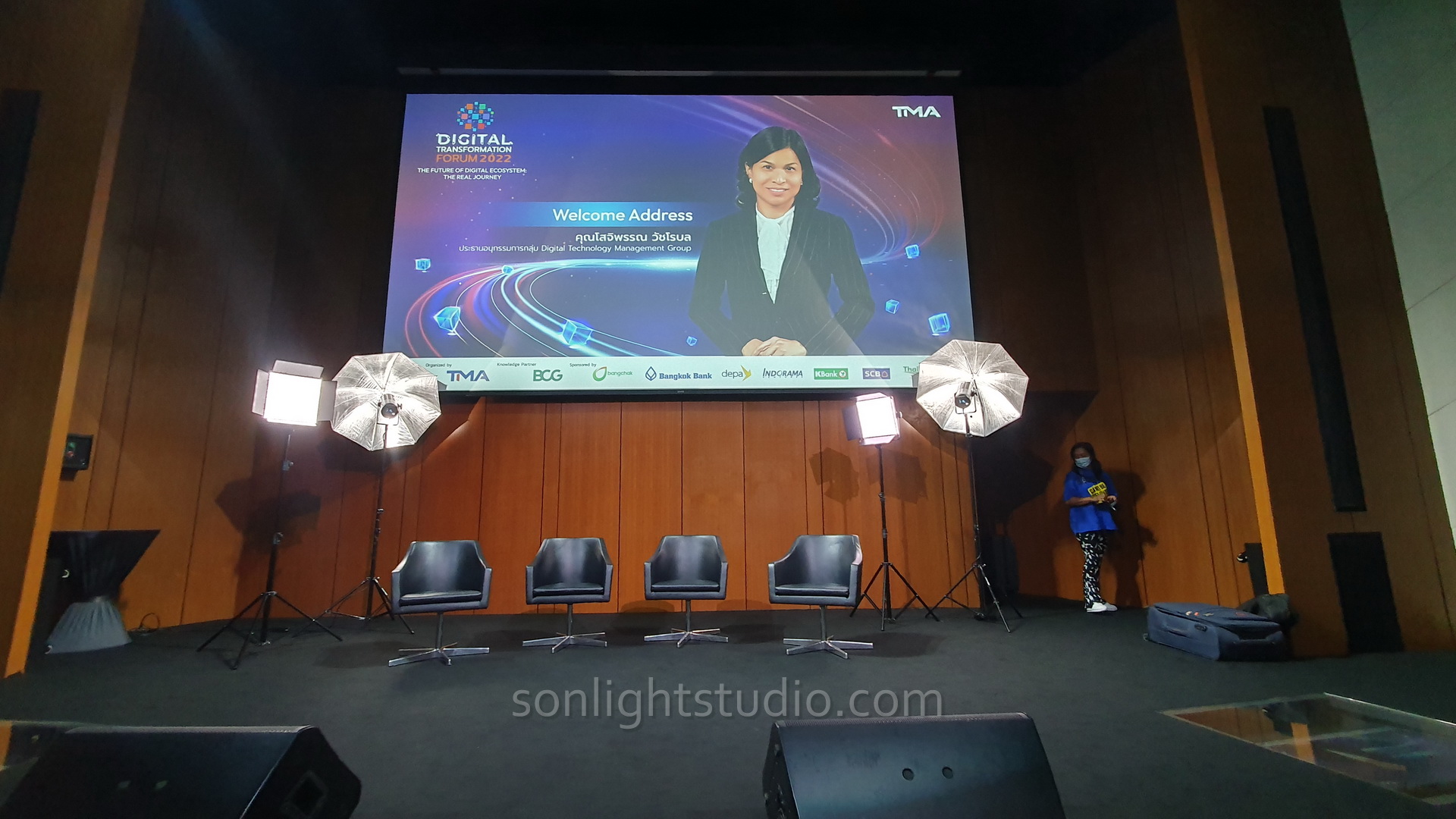 การใช้ ไฟ LED เป็นพร็อพ ตกแต่งเวทีงานสัมมนา