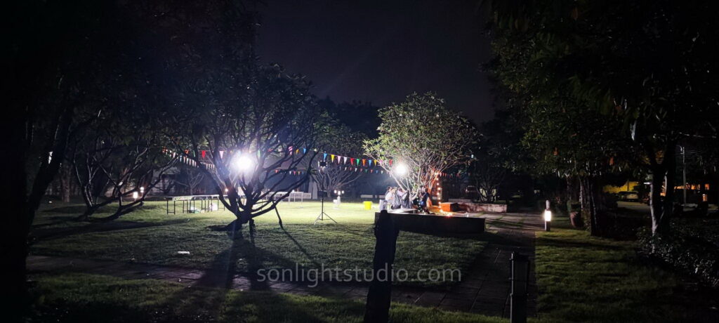 การติดตั้งไฟสปอตไลท์ในสวนสาธารณะ